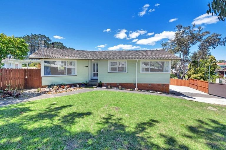 Photo of property in 31 Thornlow Street, Glendene, Auckland, 0602