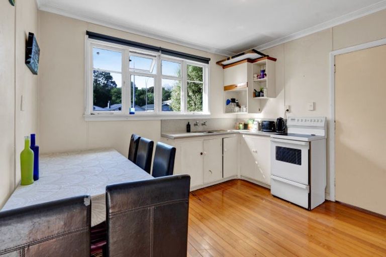 Photo of property in 2 Awanui Street, Merrilands, New Plymouth, 4312