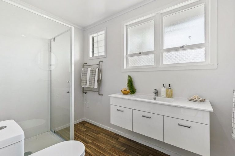 Photo of property in 2/111 Hobsonville Road, West Harbour, Auckland, 0618