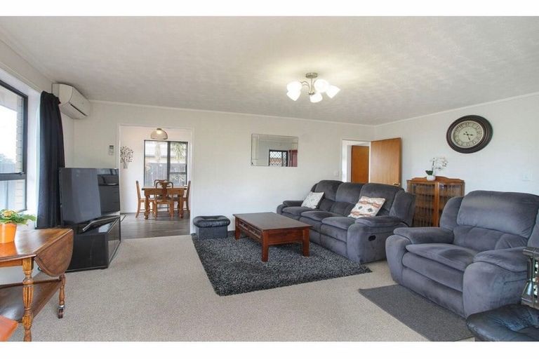 Photo of property in 1/470 Te Atatu Road, Te Atatu Peninsula, Auckland, 0610