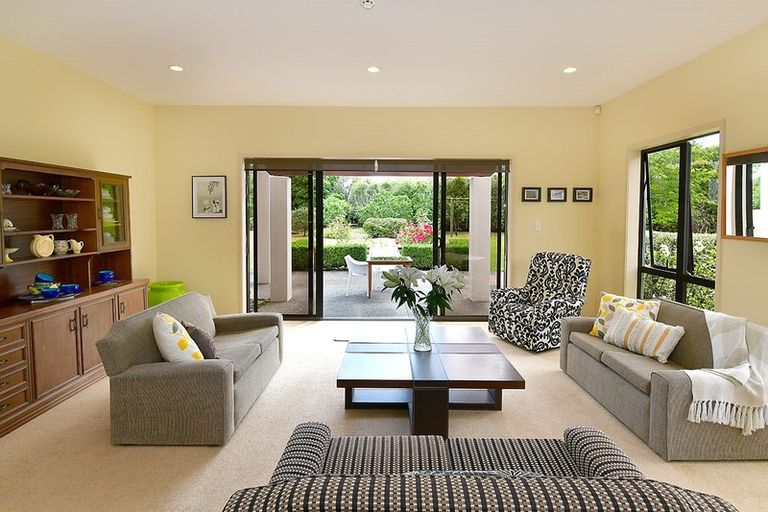 Photo of property in 15 Koraha Road, Kumeu, 0892