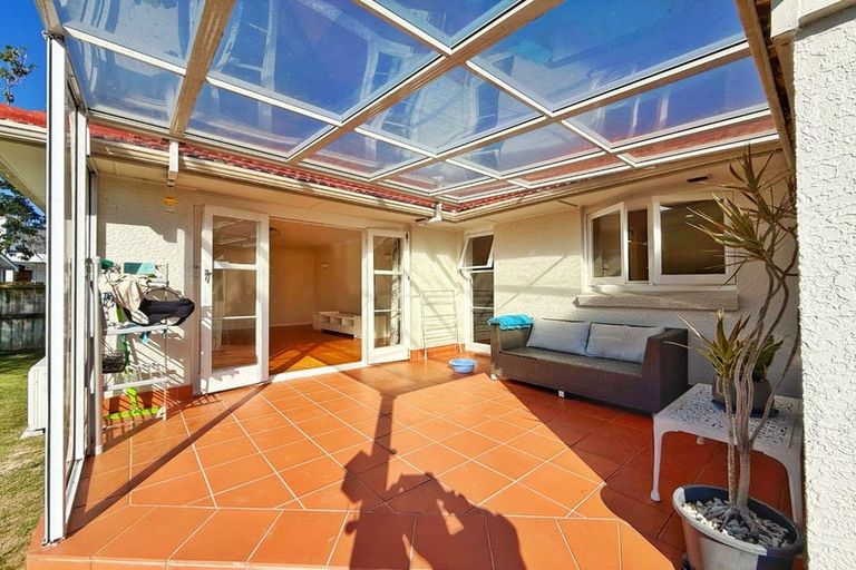 Photo of property in 15 Karamu Street, Te Atatu Peninsula, Auckland, 0610