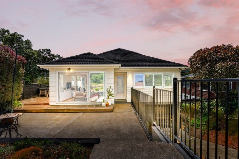 Photo of property in 19 Kereru Bend, Tawa, Wellington, 5028