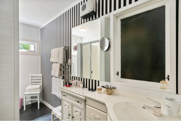 Photo of property in 7 Newcombe Crescent, Karori, Wellington, 6012