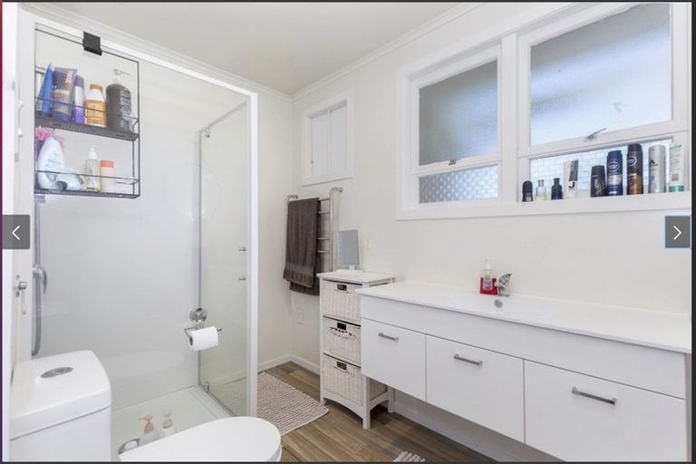 Photo of property in 2/111 Hobsonville Road, West Harbour, Auckland, 0618