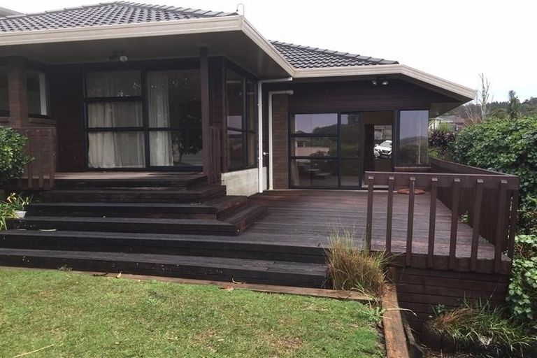 Photo of property in 21 Taupiko Place, Green Bay, Auckland, 0604