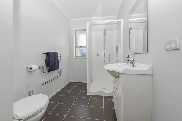 Photo of property in 2/143a Wiseley Road, West Harbour, Auckland, 0618