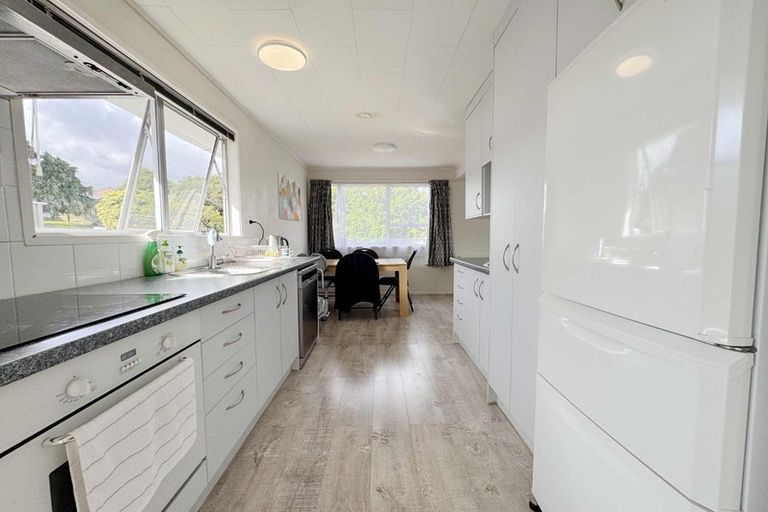 Photo of property in 21 Longreach Drive, Sunnyvale, Auckland, 0612