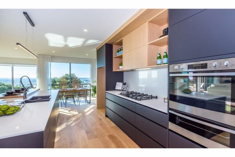 Photo of property in 10 Hilltop Lane, Mount Pleasant, Christchurch, 8081