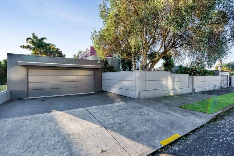 Photo of property in 208 Powderham Street, New Plymouth, 4310