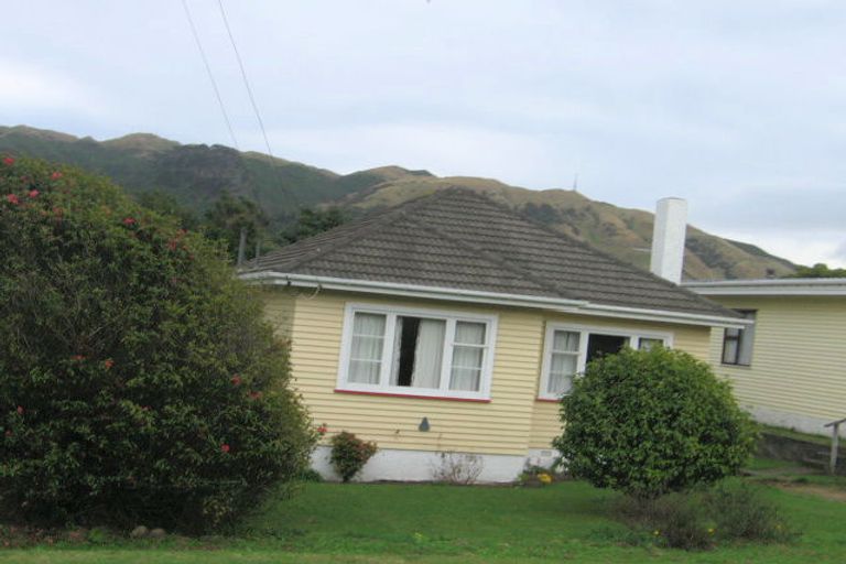 Photo of property in 35 Coates Street, Tawa, Wellington, 5028