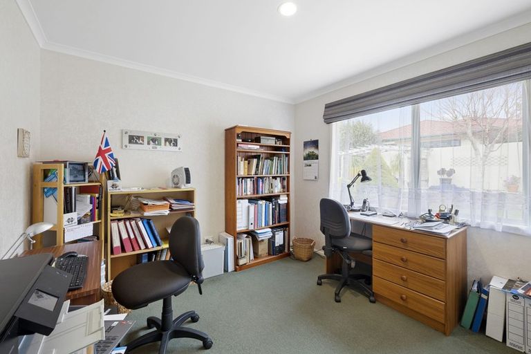 Photo of property in 14 Shelter Grove, Frankleigh Park, New Plymouth, 4310