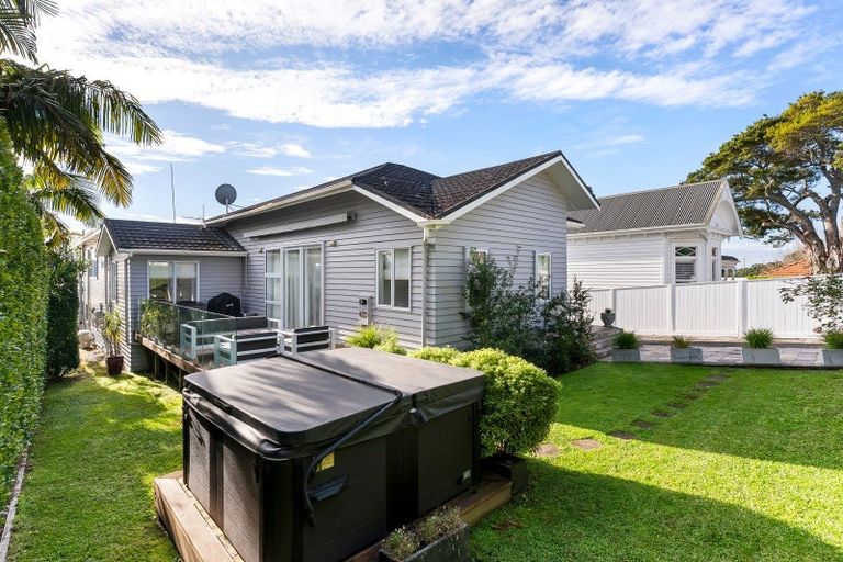 Photo of property in 1/11 Marine Parade, Herne Bay, Auckland, 1011