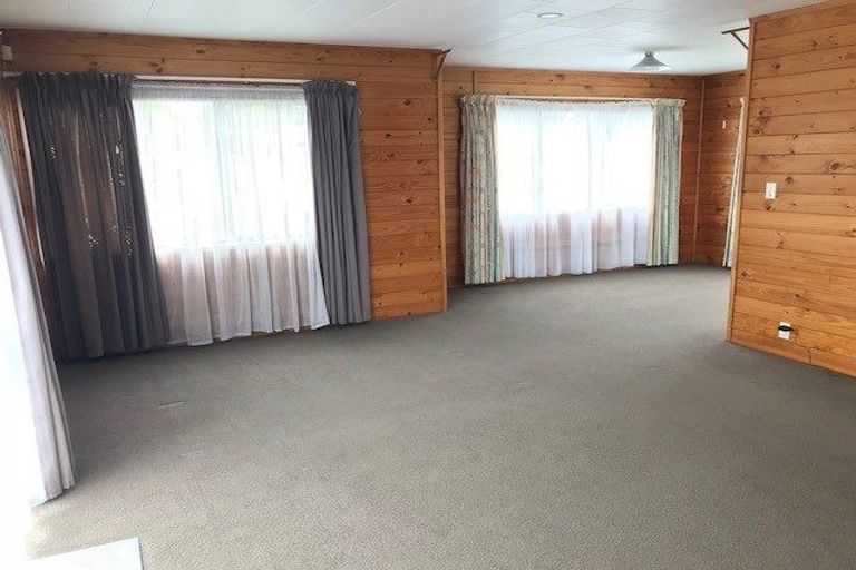 Photo of property in 5 Camilla Grove, Totara Vale, Auckland, 0629