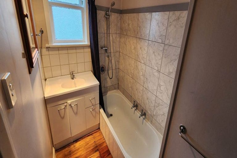 Photo of property in 2a Montrose Place, Takaro, Palmerston North, 4412