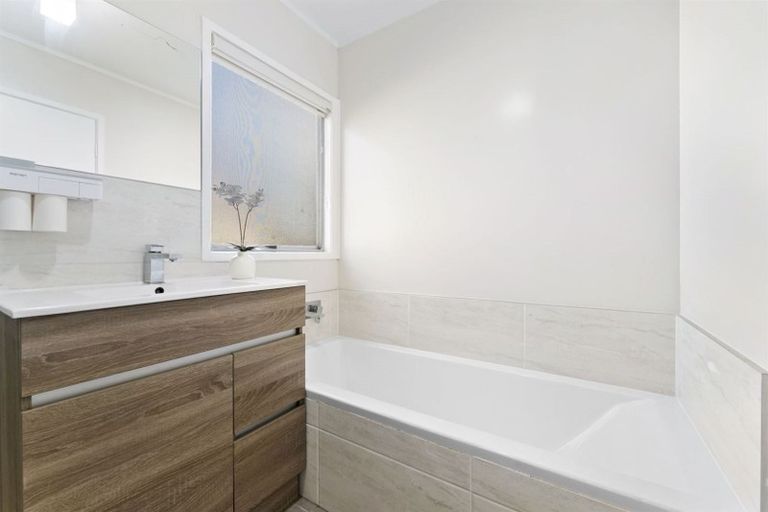 Photo of property in 6 Hotspur Place, Bayview, Auckland, 0629