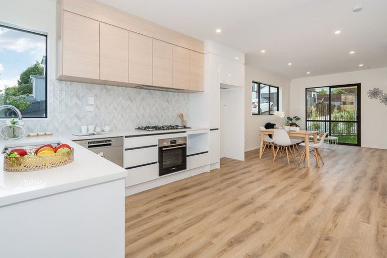 Photo of property in 16e Sheridan Drive, New Lynn, Auckland, 0600