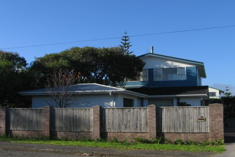 Photo of property in 10 Titoki Road, Waikanae Beach, Waikanae, 5036