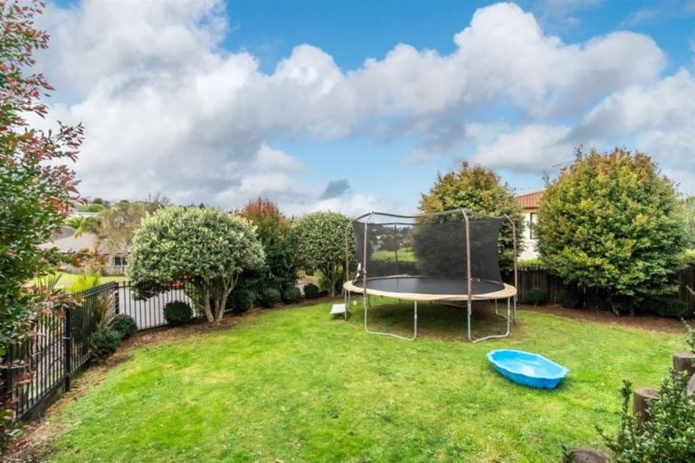 Photo of property in 32 Woodridge Avenue, Northcross, Auckland, 0630