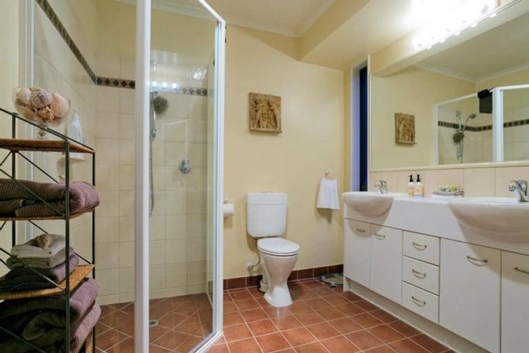 Photo of property in 5b Olwyn Place, Greenhithe, Auckland, 0632