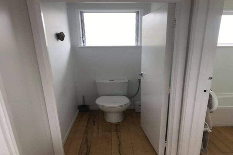 Photo of property in 1/20 Penning Road, Castor Bay, Auckland, 0620