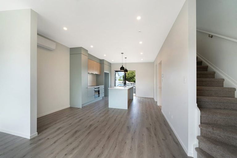 Photo of property in 4/107 Hobsonville Road, West Harbour, Auckland, 0618