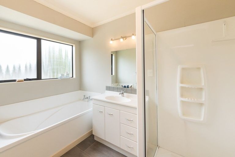 Photo of property in 32 Stoneleigh Lane, Aokautere, Palmerston North, 4471