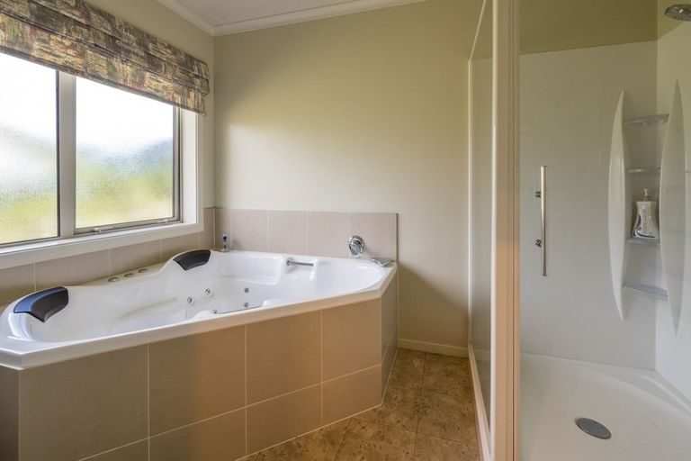 Photo of property in 468 Tararua Road, Levin, 5571