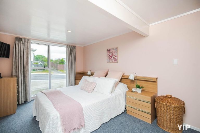 Photo of property in 18 Colchester Crescent, Newlands, Wellington, 6037