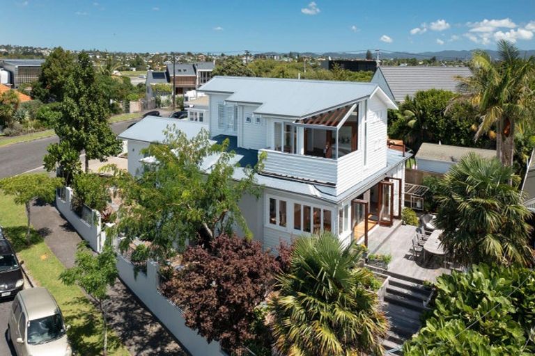 Property details for 11 Sunny Brae Crescent, Westmere, Auckland, 1022