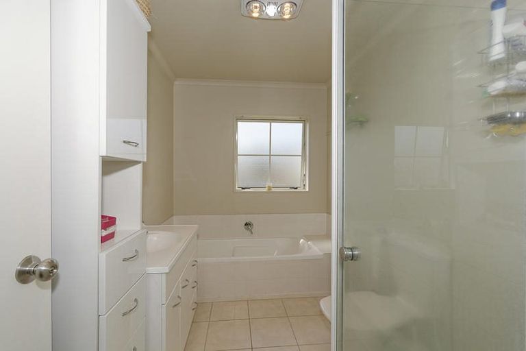 Photo of property in 9 Brashier Circle, Sunnyvale, Auckland, 0612