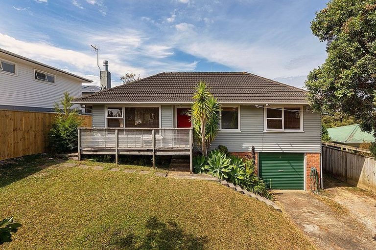 Photo of property in 32 Taupo Street, Green Bay, Auckland, 0604