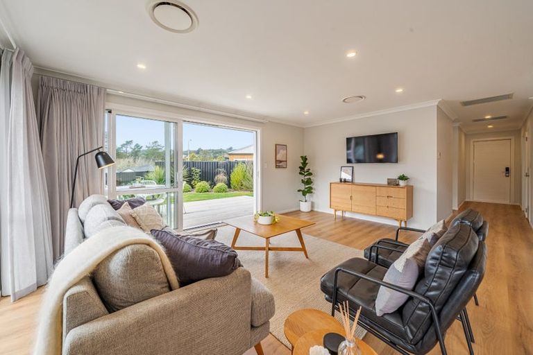 Photo of property in 15 Rewarewa Way, Timberlea, Upper Hutt, 5018
