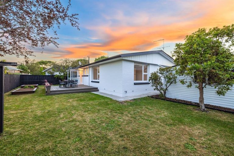 Photo of property in 100 Avondale Road, Avondale, Christchurch, 8061