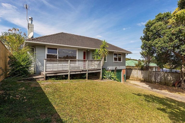 Photo of property in 32 Taupo Street, Green Bay, Auckland, 0604