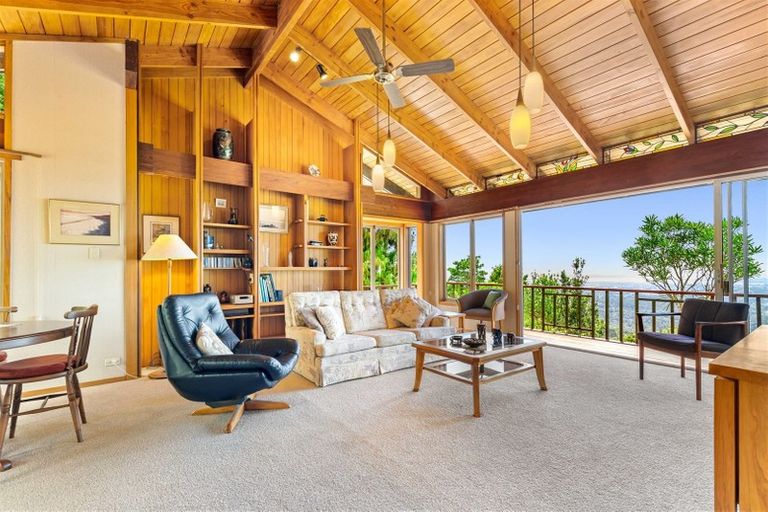 Photo of property in 13 Quinns Road, Waiatarua, Auckland, 0612