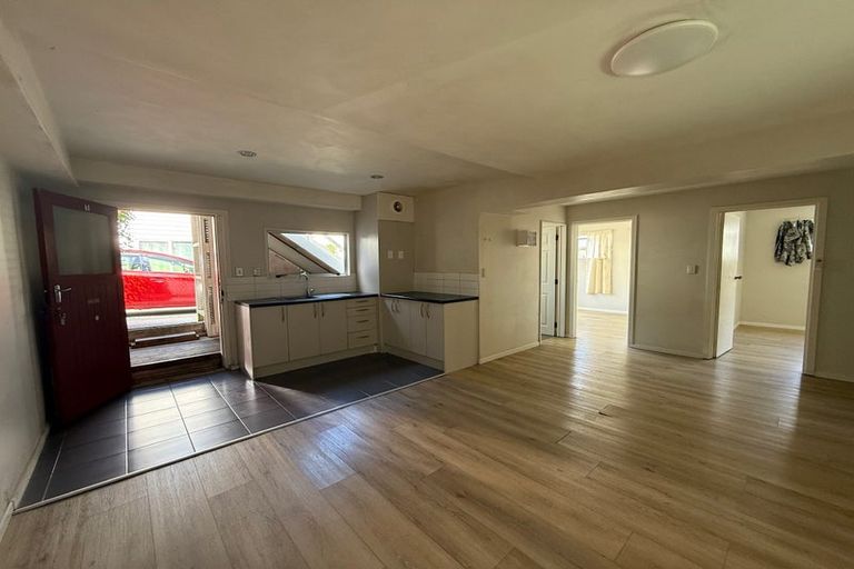 Photo of property in 92a Forrest Hill Road, Forrest Hill, Auckland, 0620