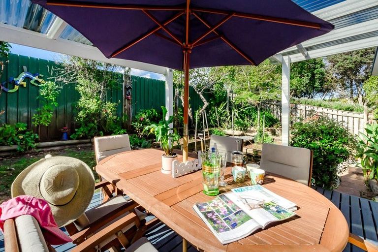 Photo of property in 27 Eruini Street, Waikanae Beach, Waikanae, 5036