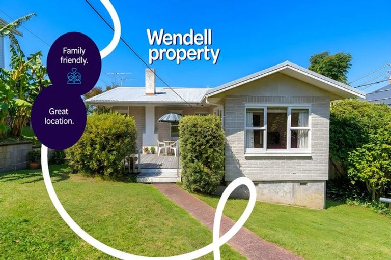 Photo of property in 19 City View Terrace, Birkenhead, Auckland, 0626