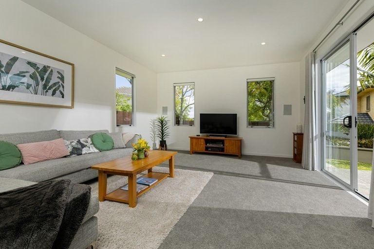 Photo of property in 23 George Deane Place, Greenhithe, Auckland, 0632