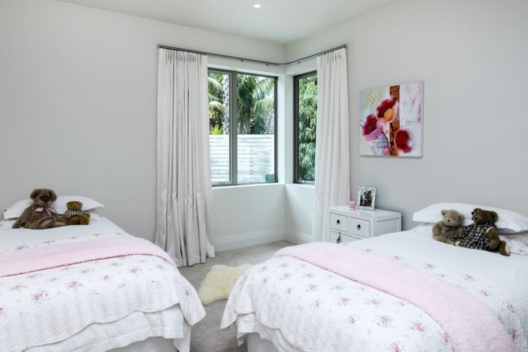 Photo of property in 22 Sanctuary Point, Sunnyhills, Auckland, 2010