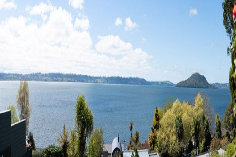 Photo of property in 26 Tupara Crescent, Kawaha Point, Rotorua, 3010