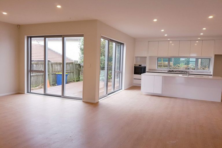 Photo of property in 812b East Coast Road, Oteha, Auckland, 0630