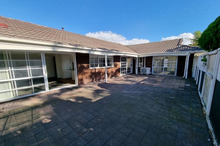 Photo of property in 2 Framalda Place, Conifer Grove, Takanini, 2112