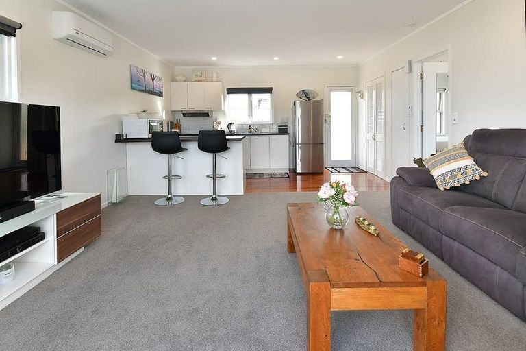 Photo of property in 6/18 Parr Terrace, Castor Bay, Auckland, 0620