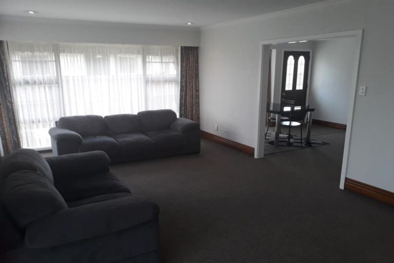 Photo of property in 33 Farquhars Road, Redwood, Christchurch, 8051