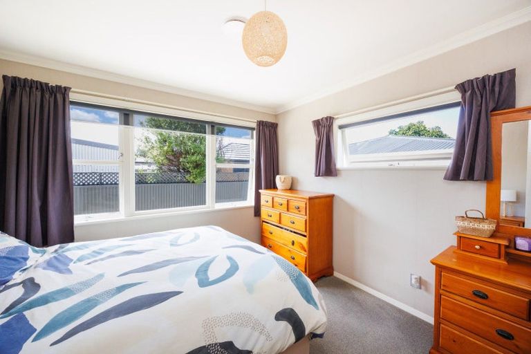Photo of property in 2 Anzio Place, Awapuni, Palmerston North, 4412
