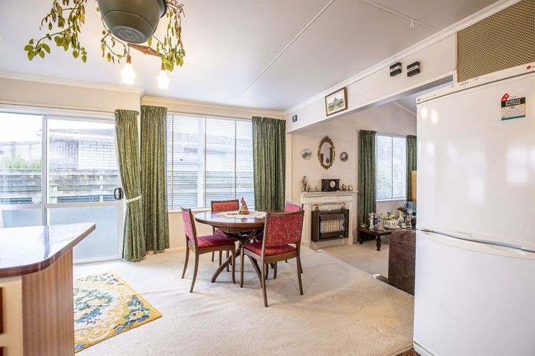 Photo of property in 17 Palliser Place, Milson, Palmerston North, 4414