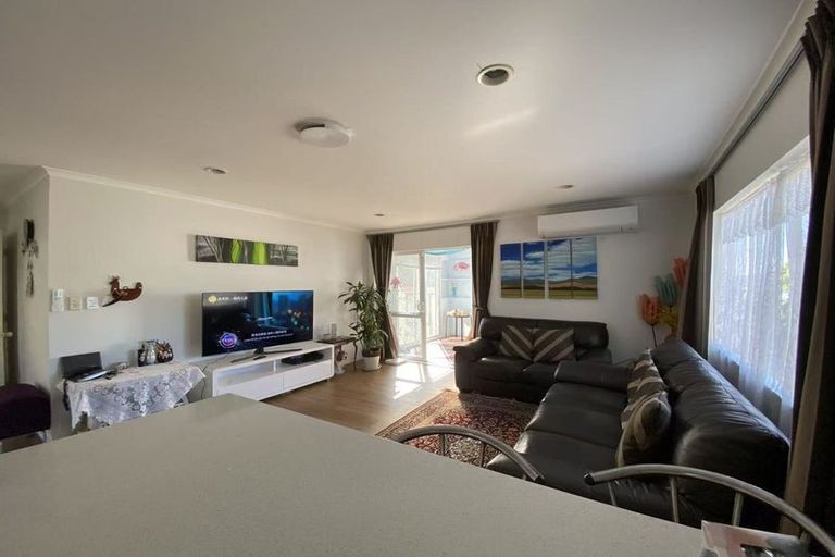 Photo of property in 1/269 Great North Road, Henderson, Auckland, 0612
