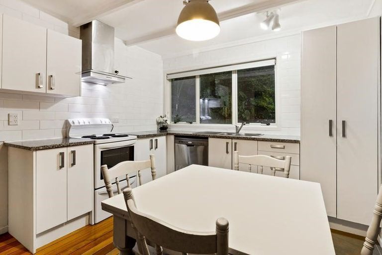 Photo of property in 30 Mahoe Road, Titirangi, Auckland, 0604